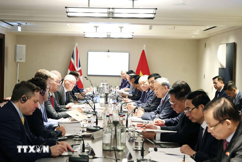 苏林总书记出席在英国举行的人工智能与半导体芯片座谈会。(图片来源:越通社)