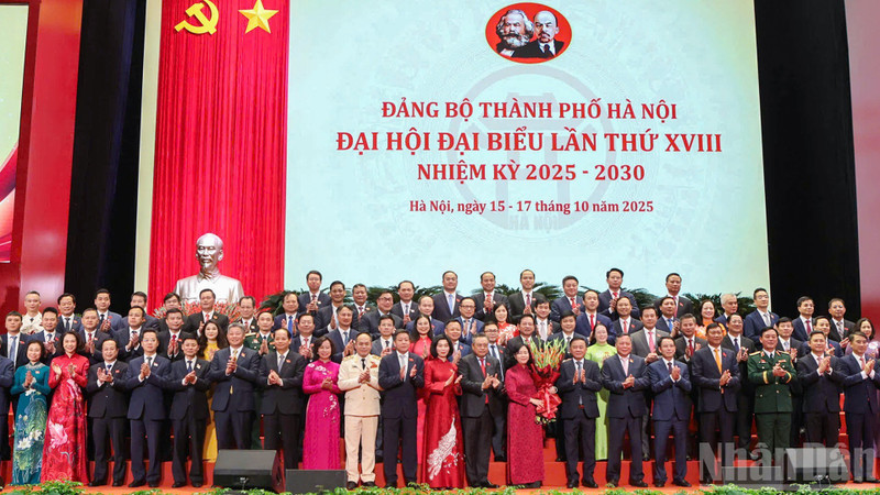 越共中央书记处常务书记陈锦秀送花祝贺越共河内市委员会。