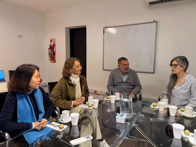 越南驻阿根廷大使吴明月与阿根廷Derqui电信公司领导会谈。（图片来源：越通社）