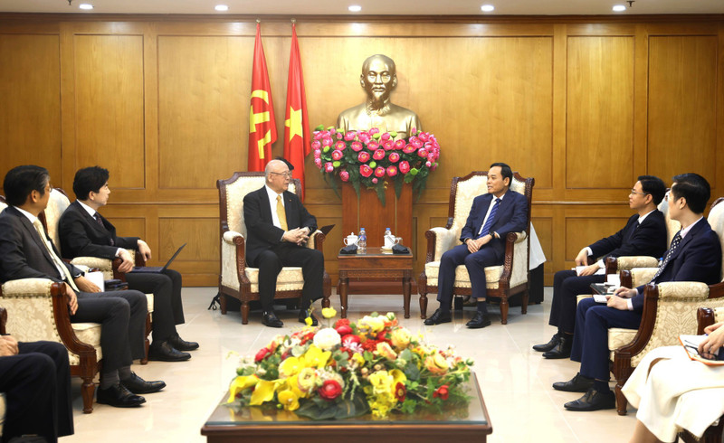 越共中央政策与战略部部长陈流光会见日越友好议员联盟特别顾问武部勤。（图片来源：VGP）