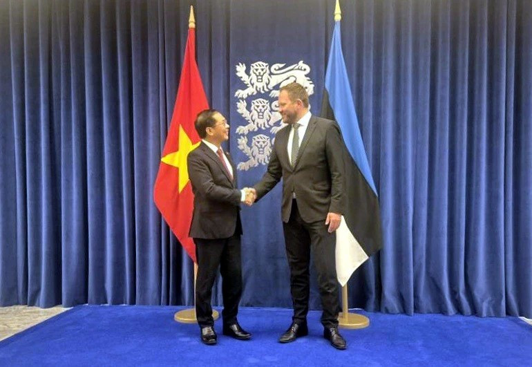 越南政府副总理兼外交部长裴青山与爱沙尼亚外交部长马尔古斯·查赫克纳。