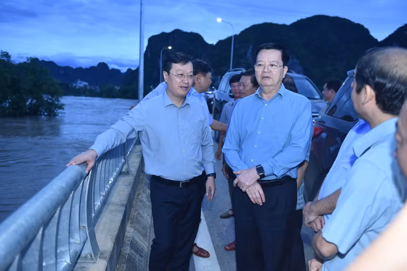 越南政府副总理梅文正前往义安省昆光乡，实地检查指导该省应对洪涝灾害工作。