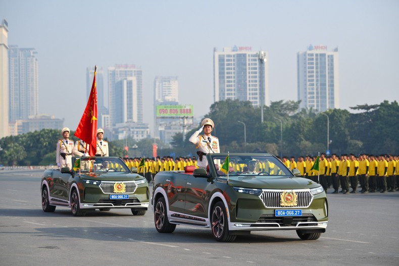 越南公安部举行党的十四大安保方案演练和出征仪式。