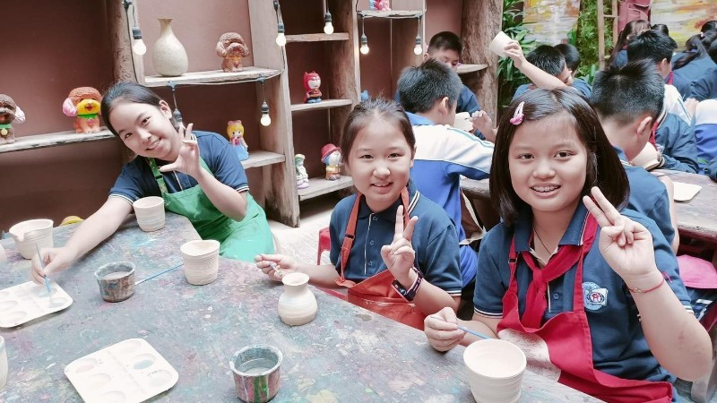 学生们在钵场陶艺村体验制作陶器。