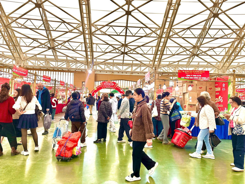 观众参观2026年春季博览会。