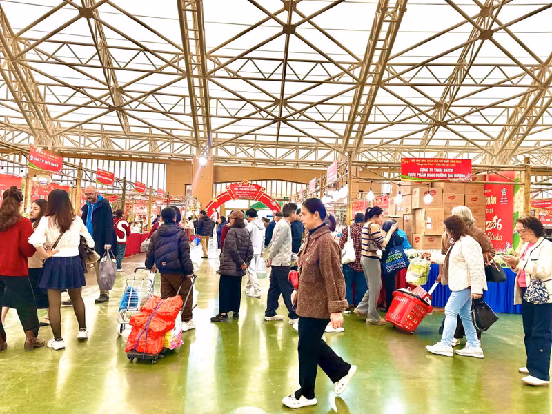 观众参观2026年春季博览会。