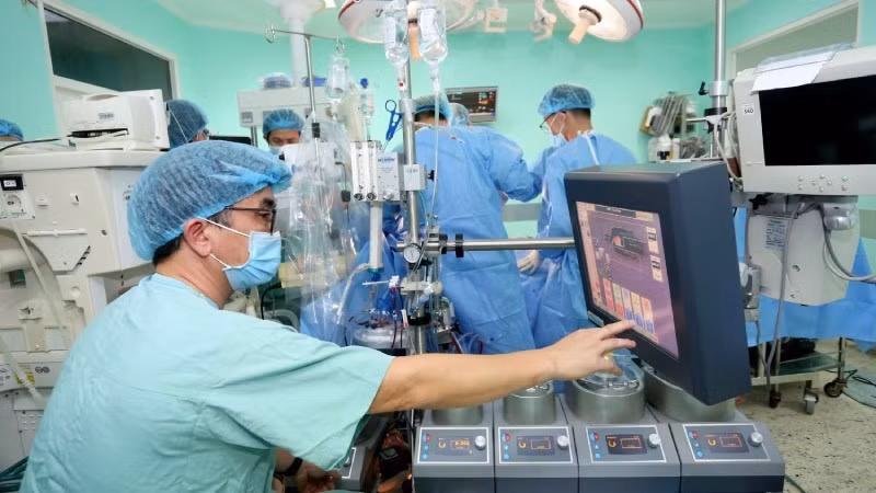 顺化中央医院一天内同时完成4台心、肝、角膜移植手术。