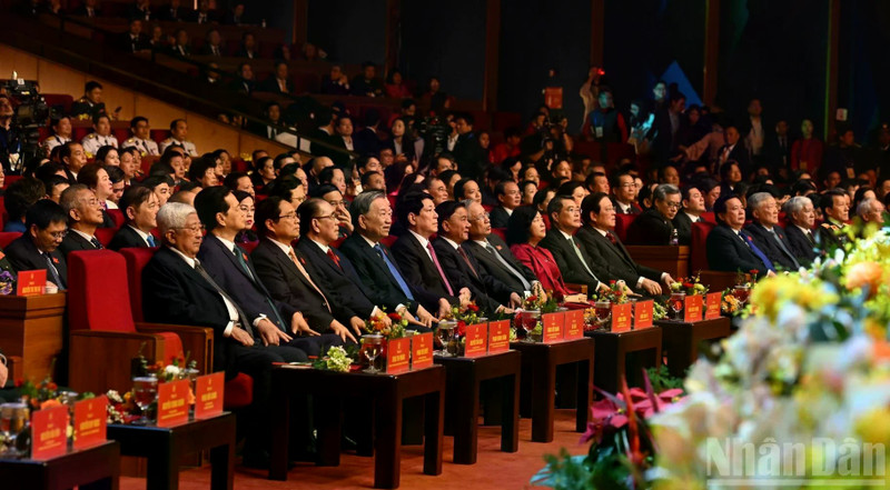越南党和国家领导出席第十一届全国爱国竞赛大会。