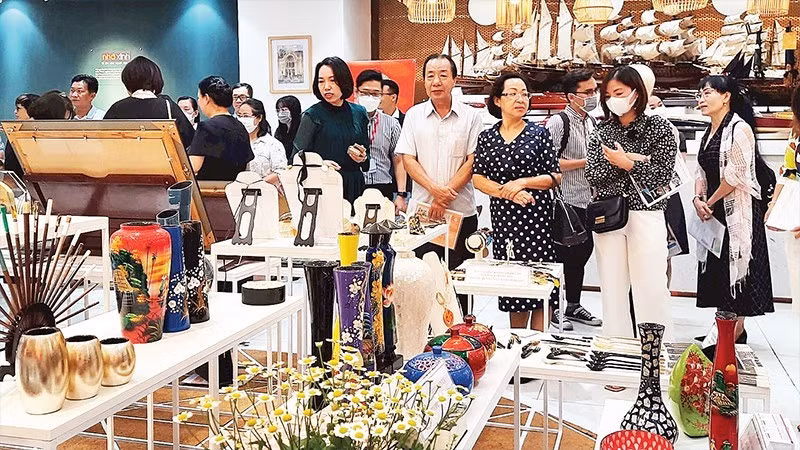 企业在胡志明市投资贸易促进中心展示产品。