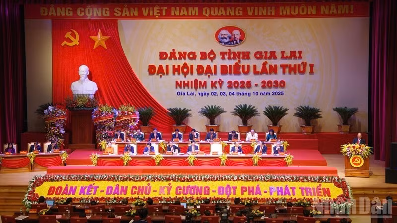 越共嘉莱省第一次代表大会闭幕式。