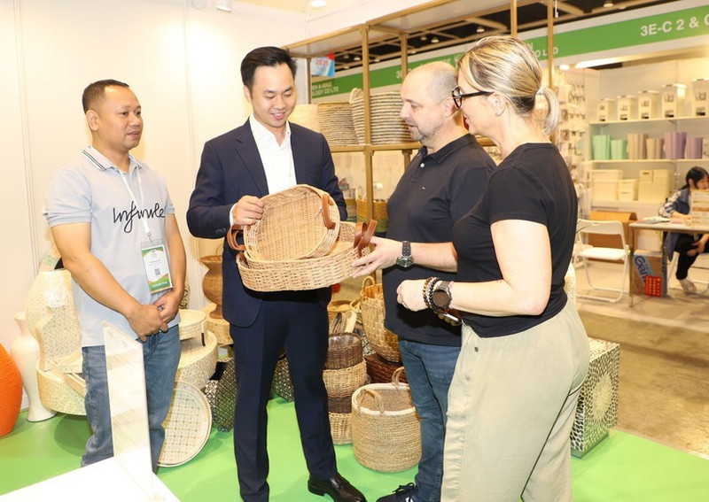 国际客户了解越南手工艺品。