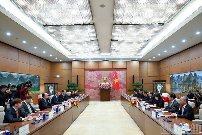 越南国会主席陈青敏会见俄罗斯联邦委员会第一副主席亚茨金。