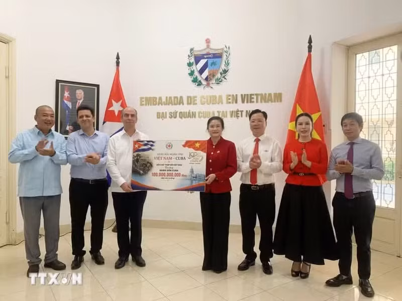 为纪念古巴革命领导人菲德尔·卡斯特罗·鲁斯诞辰100周年，越南向古巴人民象征性移交援助款项。（图片来源：越通社）