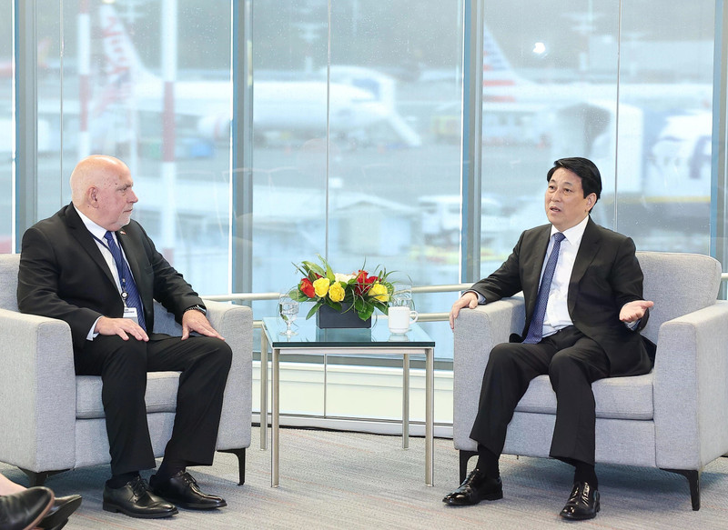 越南国家主席梁强会见开市客集团董事长兼首席执行官罗恩·瓦克里斯。（图片来源：越通社）