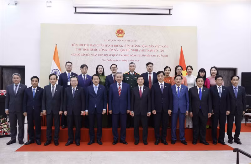 vna-potal-tong-bi-thu-chu-tich-nuoc-to-lam-gap-go-can-bo-nhan-vien-dai-su-quan-va-cong-dong-nguoi-viet-nam-tai-an-do-87427526-6-42-21.jpg