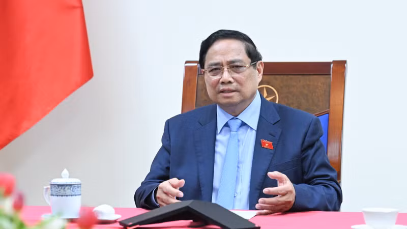 越南政府总理范明正同泰国总理阿努廷·参威拉恭通电话。