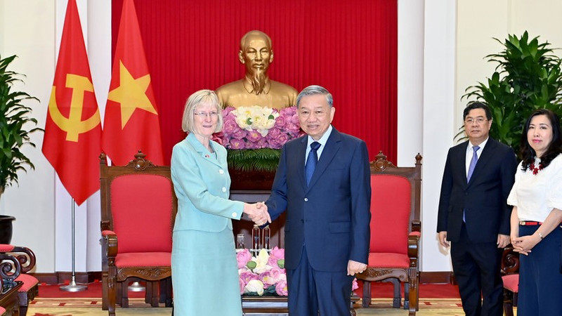 苏林总书记会见澳大利亚驻越南大使吉莉安·伯德。