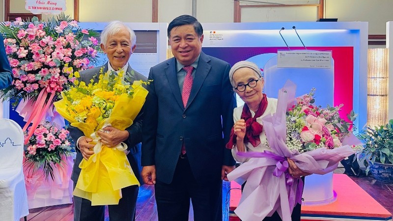 阮志勇副总理向陈青云教授和黎金玉教授送鲜花，表示祝贺。