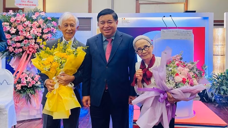 阮志勇副总理向陈青云教授和黎金玉教授送鲜花，表示祝贺。