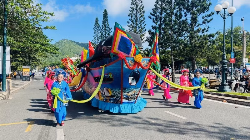 迎翁队沿着光忠街、张功定街、陈兴道街和黄花探街依次巡游，终点为胜三神寺。