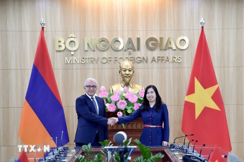 越南外交部副部长黎氏秋姮与亚美尼亚外交部副部长姆纳察坎·萨法良共同主持越南—亚美尼亚政治磋商。(图片来源:越通社)