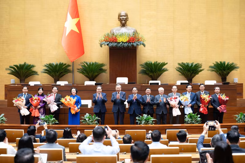 越共中央总书记苏林、政府总理范明正、国会主席陈青敏及党和国家领导同志向新任命的副总理、部长和部分国会委员会主任送花表示祝贺。