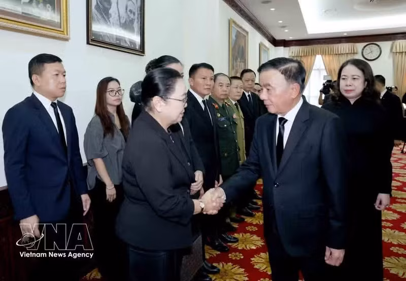 越共中央书记处常务书记陈锦秀率领越南党和国家高级代表团前往老挝驻越南大使馆吊唁老挝国会主席赛宋蓬·丰威汉，向老挝驻越大使坎葆·恩塔万表达了深切哀悼。（图片来源：越通社）