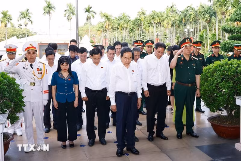 越南国会主席陈青敏在胡志明市荣三岔路口国家历史遗迹区进香。（图片来源：越通社）
