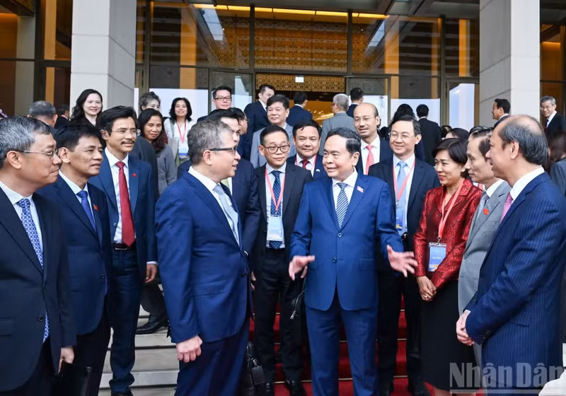 越南国会主席陈青敏和越南驻外代表机构领导人。