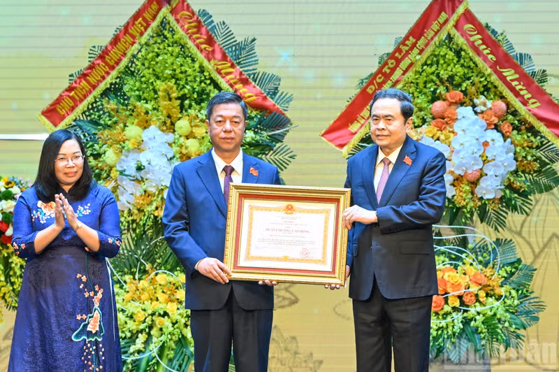 国会主席陈青敏向越南真理国家政治出版社颁发一级劳动勋章。