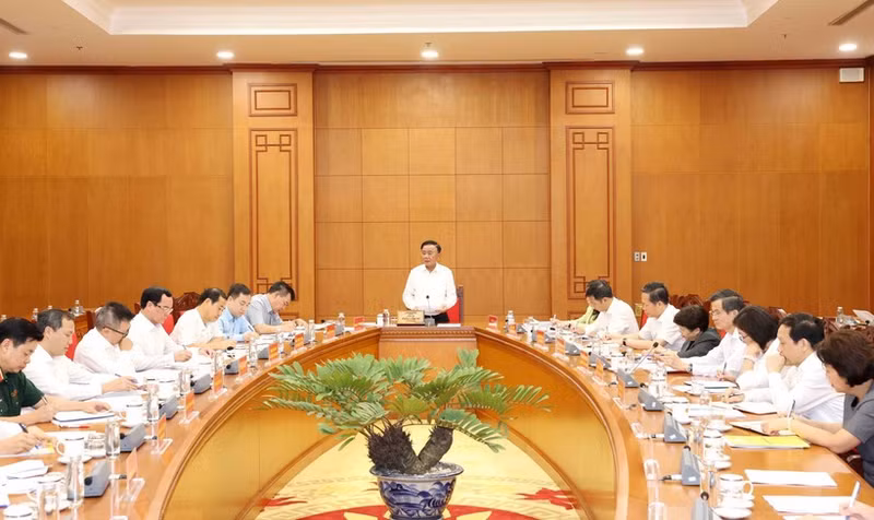 越共中央政治局委员、中央书记处常务书记陈锦秀10月16日主持的一场会议。