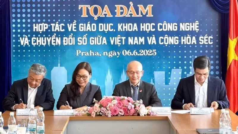 越南高等院校领导与旅居捷克越南人协会签署合作备忘录。（图片来源：越通社）