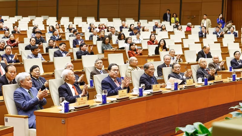 越南国会主席陈青敏和与会代表。