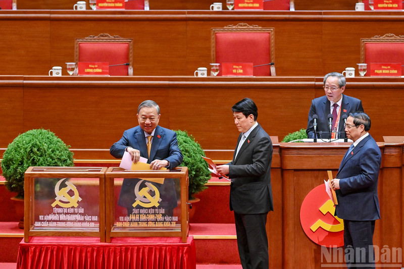 越共中央总书记苏林与党和国家领导人投票选举越南共产党第十四届中央委员会正式委员和候补委员。