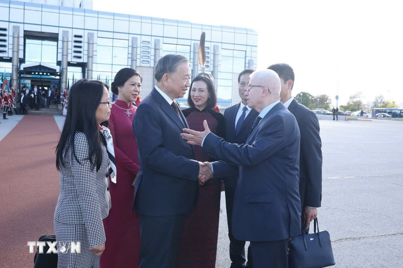 越共中央总书记苏林与夫人圆满结束对保加利亚共和国进行的正式访问。(图片来源:越通社)