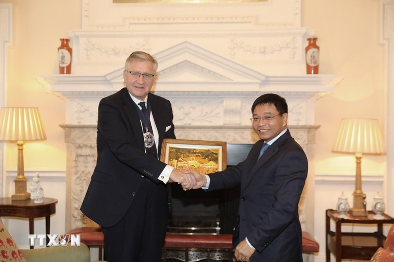 越南财政部长阮文胜与伦敦金融城市长阿拉斯泰尔·金。（图片来源：越通社）