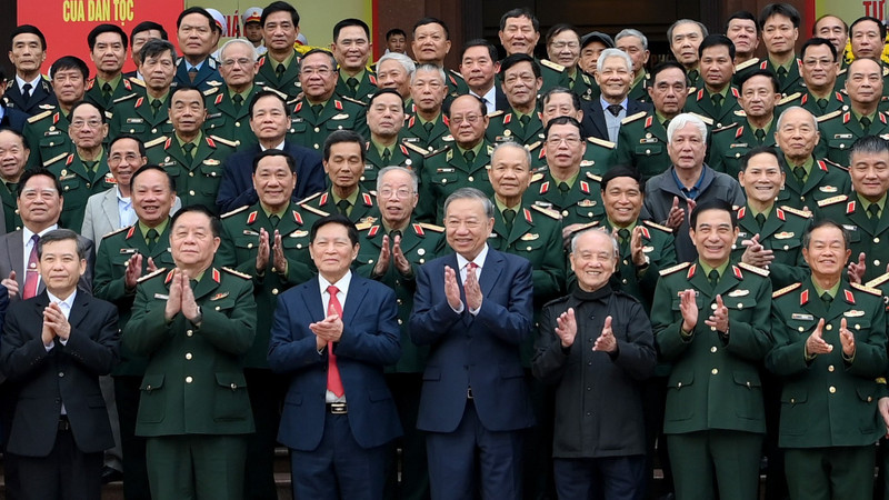 苏林总书记和军队离退休老干部代表合影。