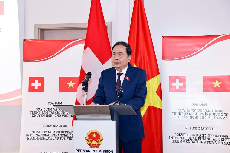 越南国会主席陈青敏出席越南国际金融中心建设、运营座谈会。（图片来源：越通社）