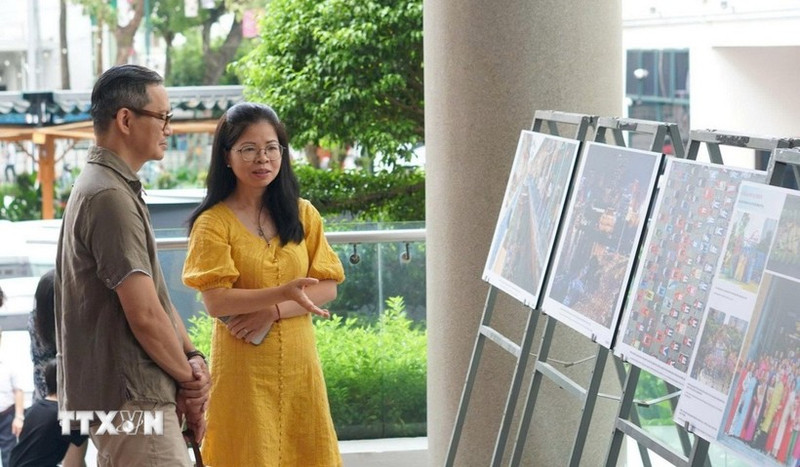 展览参观者。（图片来源：越通社）