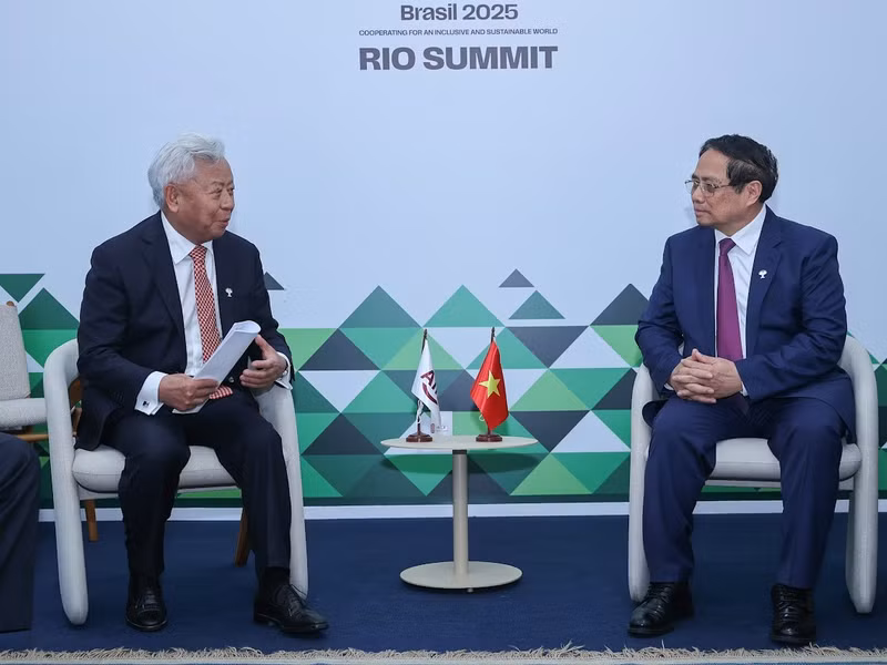 越南政府总理范明正会见亚洲基础设施投资银行行长金立群。（图片来源：VGP）