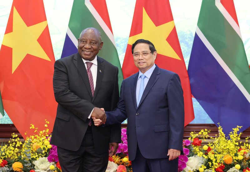 越南政府总理范明正与南非共和国总统马塔梅拉·西里尔·拉马福萨（2025年10月23日）。（图片来源：GVGP）