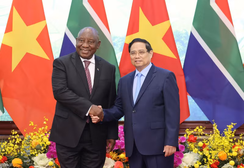越南政府总理范明正与南非共和国总统马塔梅拉·西里尔·拉马福萨（2025年10月23日）。（图片来源：GVGP）