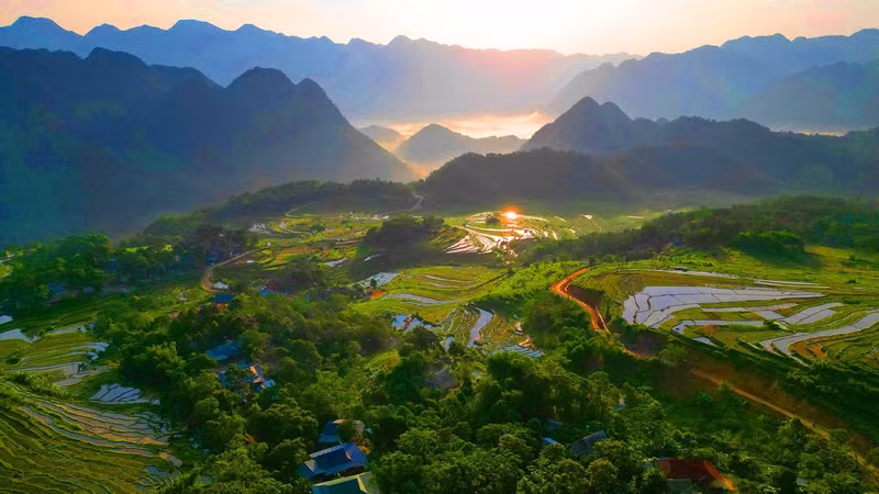 凭借海拔1700米的高度，普良（Pu Luong）山顶正逐渐成为徒步旅游的理想目的地。