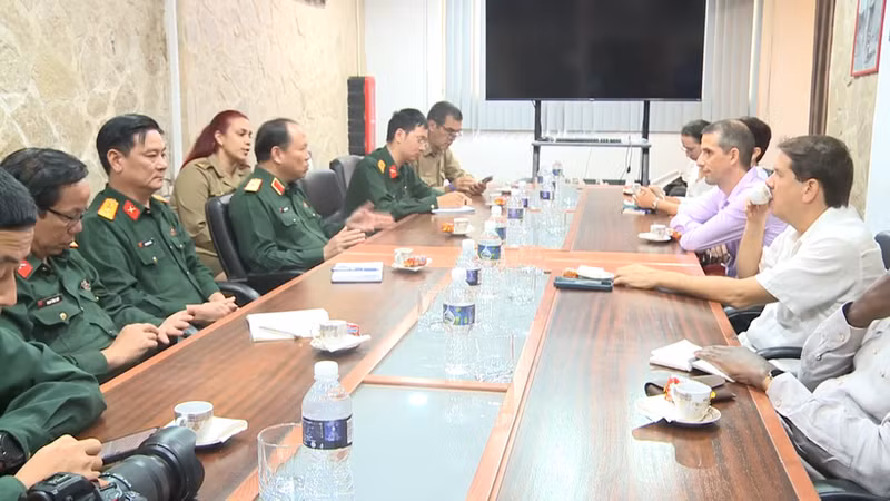 越南《人民军队报》代表团同拉美通讯社代表团举行工作会议。