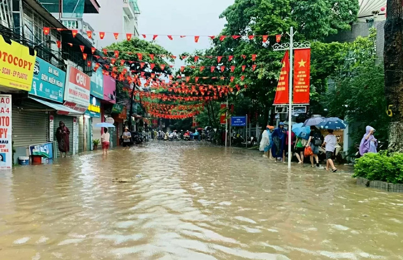 连夜大雨导致河内多条街道严重积水。