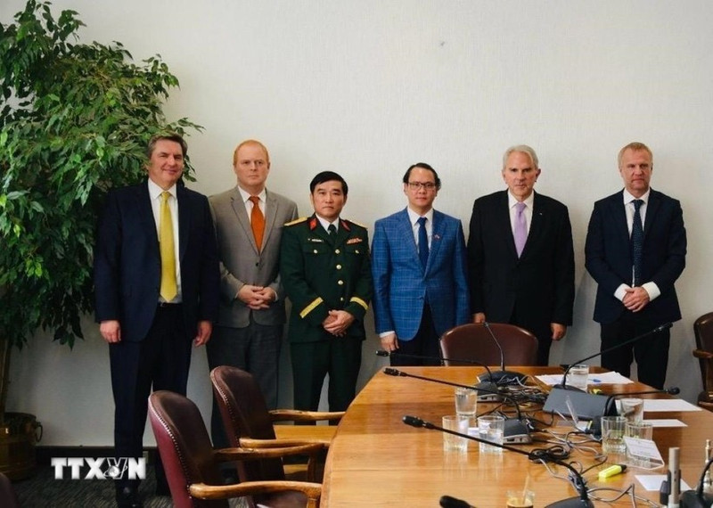 越南驻智利大使阮越强同智利参议院外交委员会主席伊万·莫雷拉·巴罗斯举行工作会议。（图片来源：越通社）