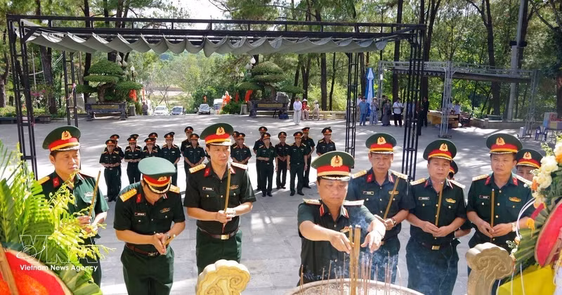 由第四军区司令何寿平中将率领的工作组前往长山国家烈士陵园献花和上香缅怀各位英烈。（图片来源：越通社）