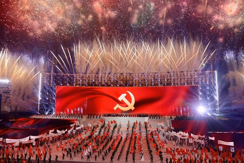 庆祝越南共产党第十四次全国代表大会胜利召开的烟花燃放活动。（图片来源：越通社）