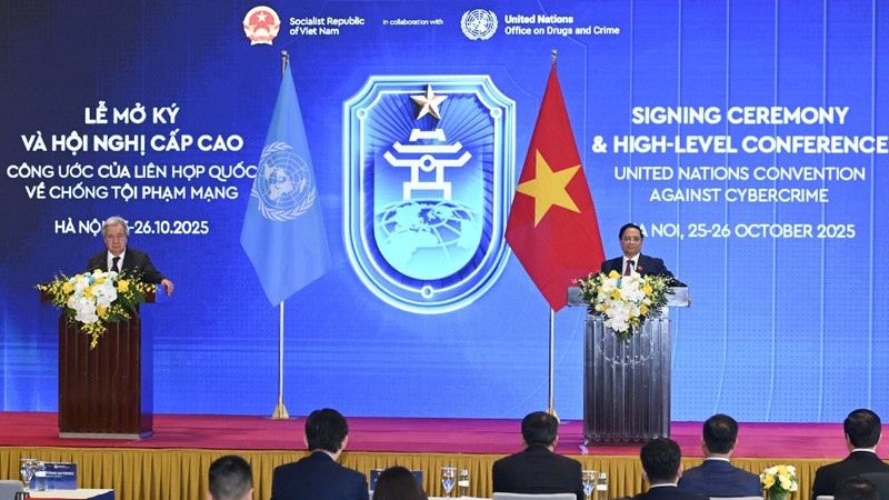 越南政府总理范明正与联合国秘书长出席《河内公约》开放签署仪式新闻发布会。