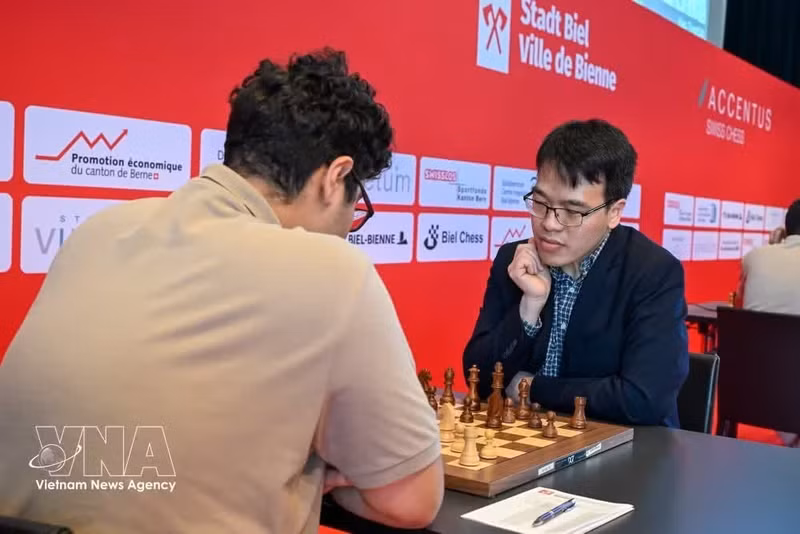 越南特级大师黎光廉在第59届比尔国际象棋节比赛中。（图片来源：越通社）